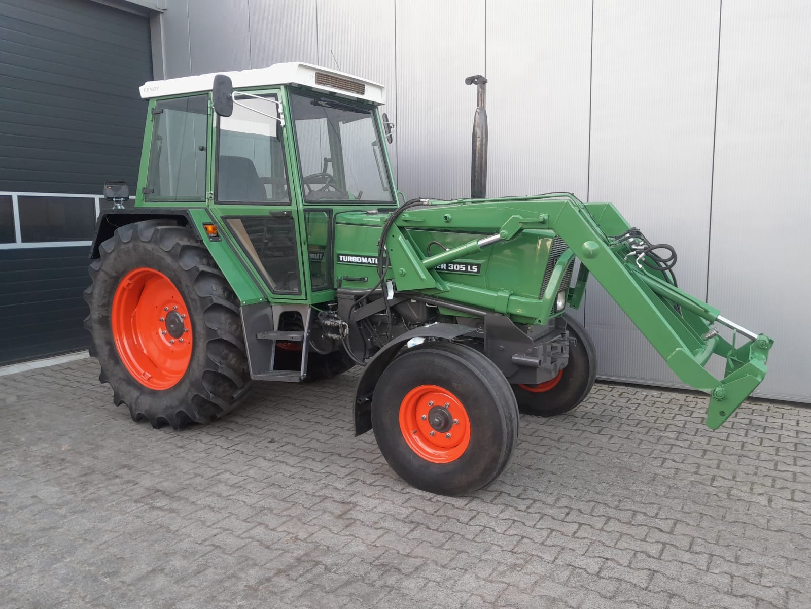 Trekker bij loods